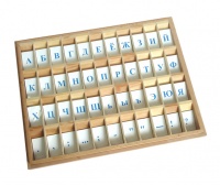 Печатный алфавит на пластиковых табличках. Синий